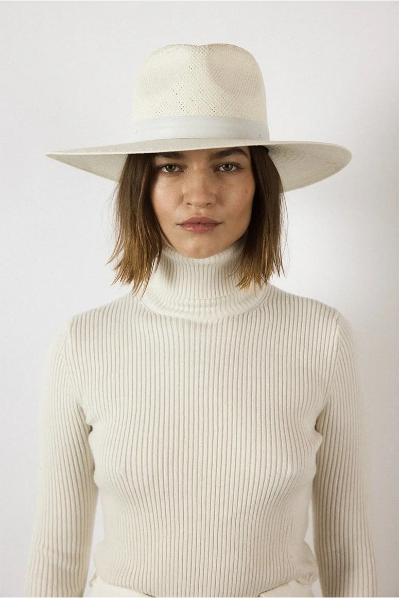 Janessa Leoné - Zoe Fedora - Bleach